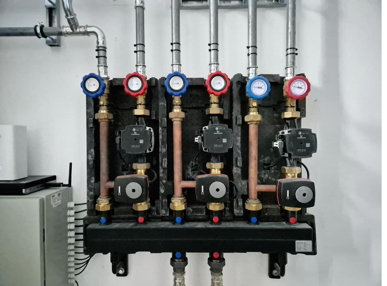 Distribuitor de încălzire cu pompe Grundfos și vane de amestec, instalat și integrat de VV Smart Home